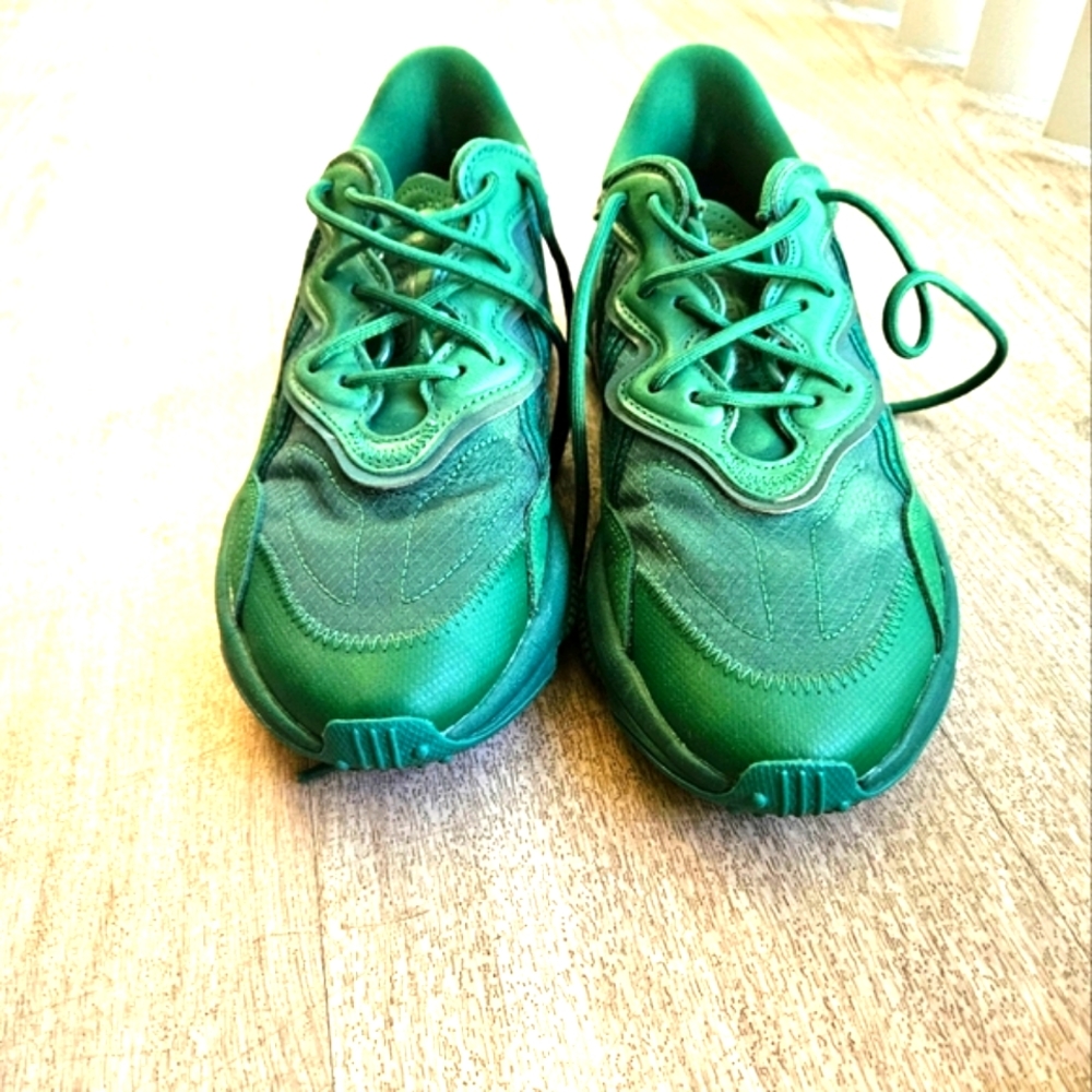 Adidas ozwegoo Green size 8